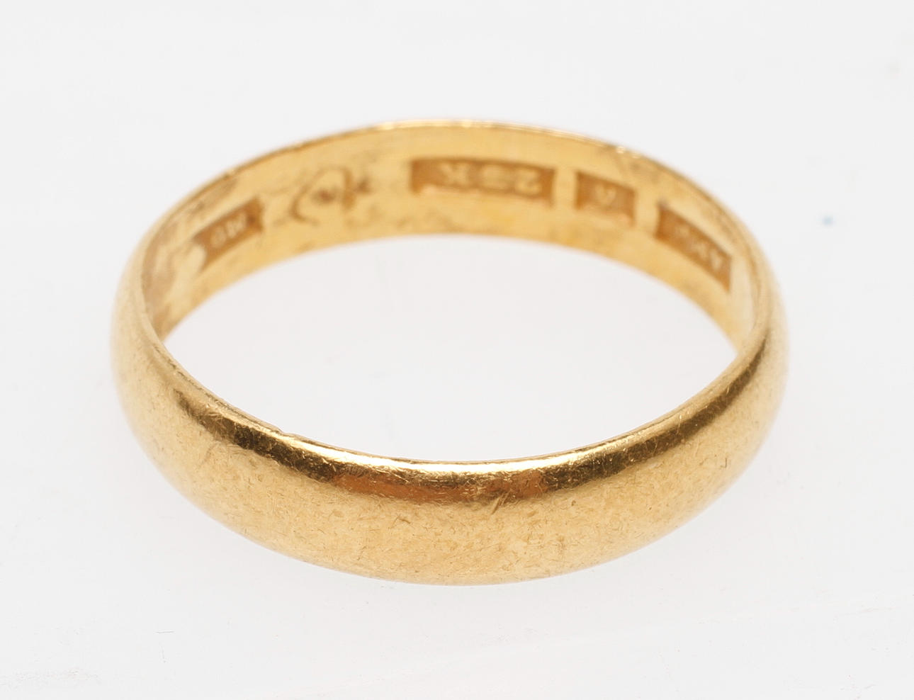 RING, 23k guld, vikt ca 4,2 gr.