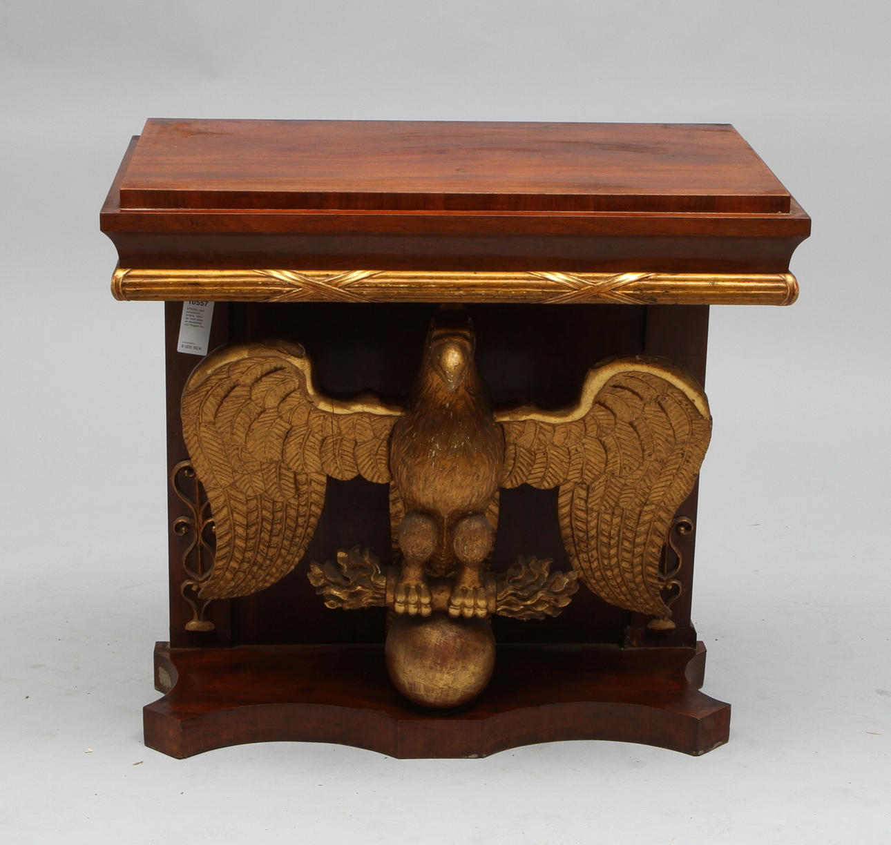 SPEGEL med konsolbord, empire, 1800-tal, med dekor av skulpterad och förgylld örn.