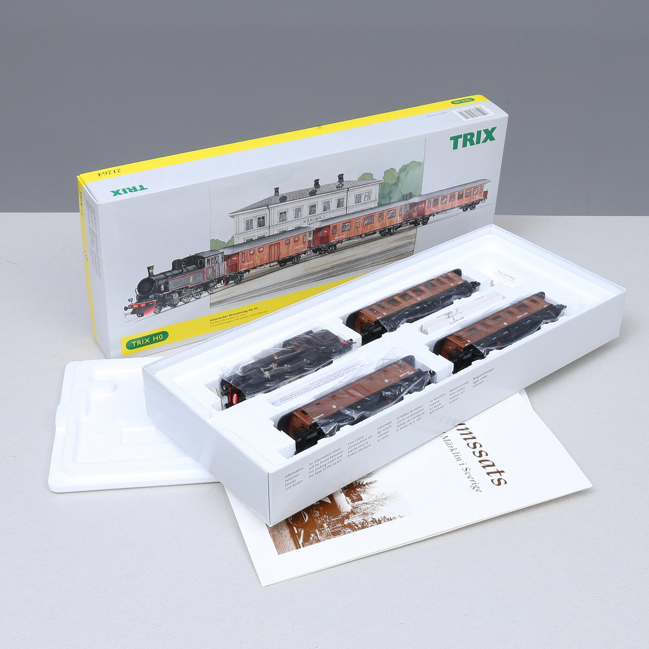 TRIX train set 21264 SJ's steam locomotive Sa with three wooden ...