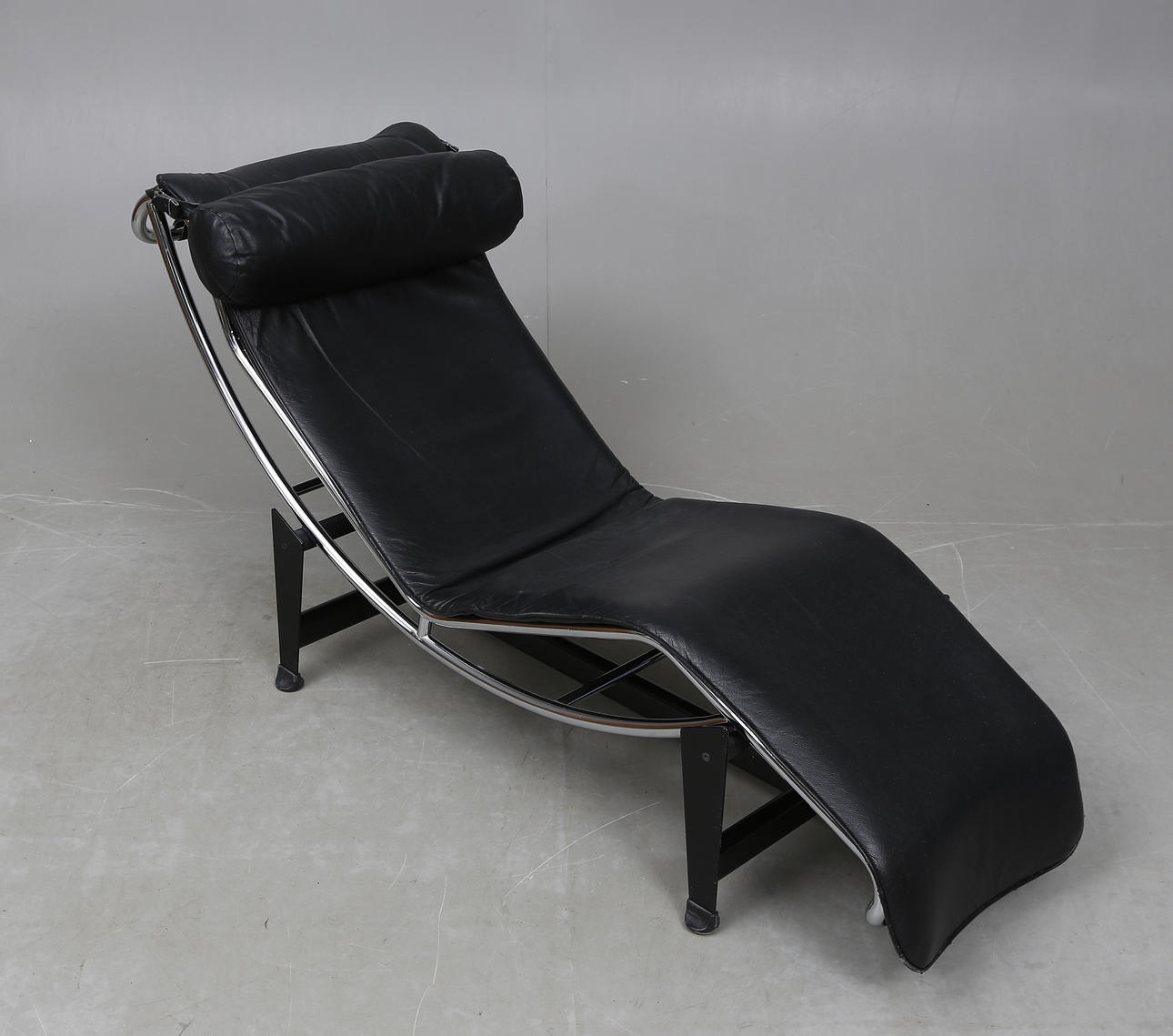 LIGGFÅTÖLJ/VILSTOL. Efter Le Corbusier. LC4. 1900-talets slut.