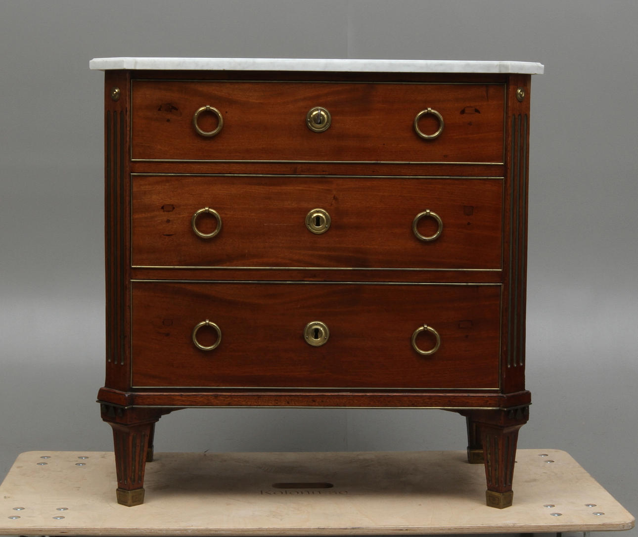 BYRÅ, med stenskiva, sengustaviansk, omkring 1800.