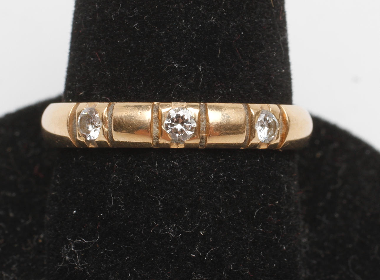 RING, 18k guld, med stenar, vikt ca 4,4 gr.