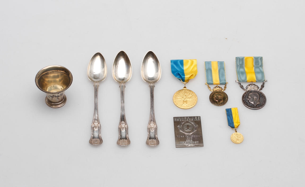 SILVERFÖREMÅL, 9 delar, total vikt med band ca 125 gram.