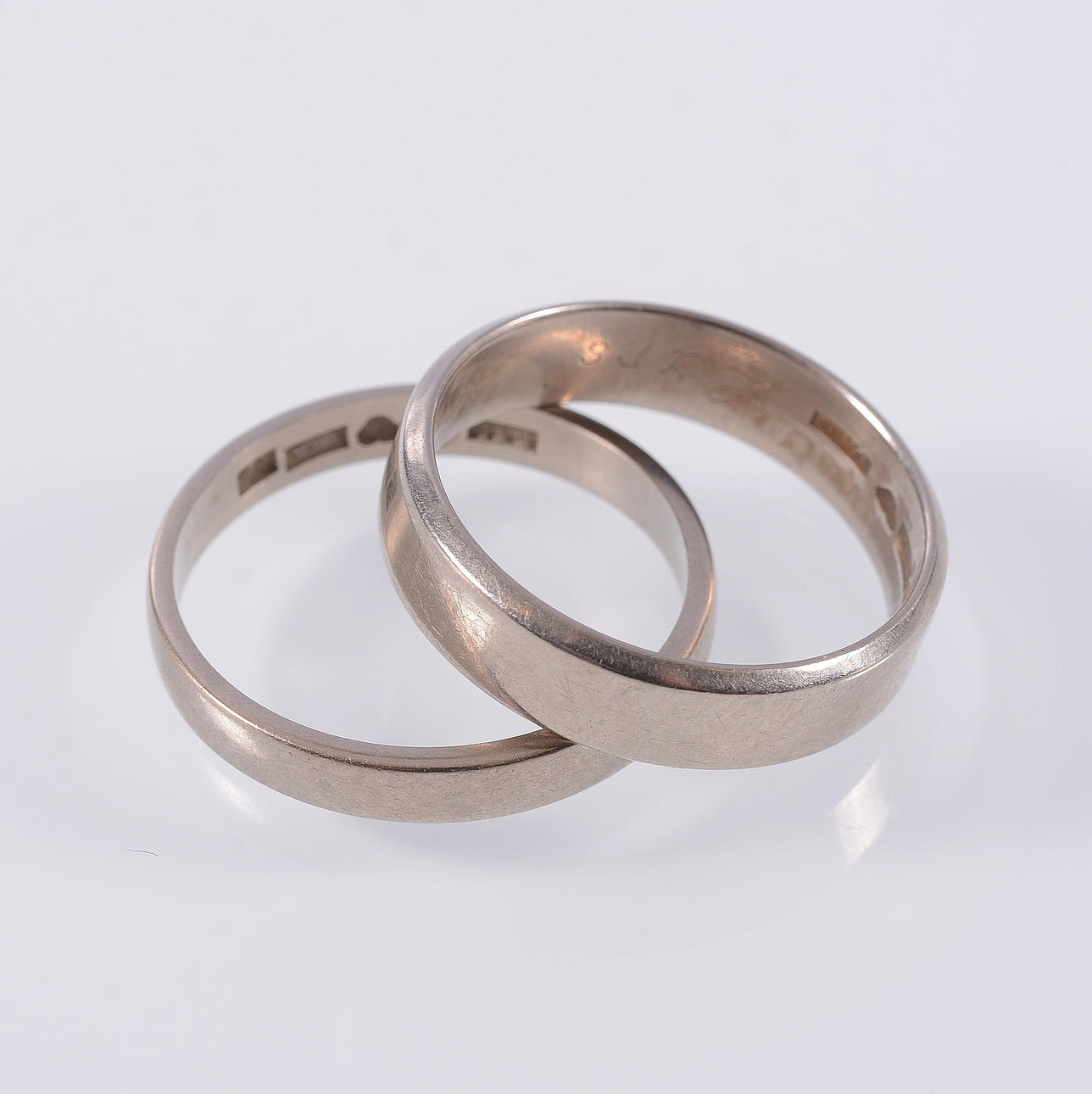 RINGAR, 2 st, vitguld, 18K.