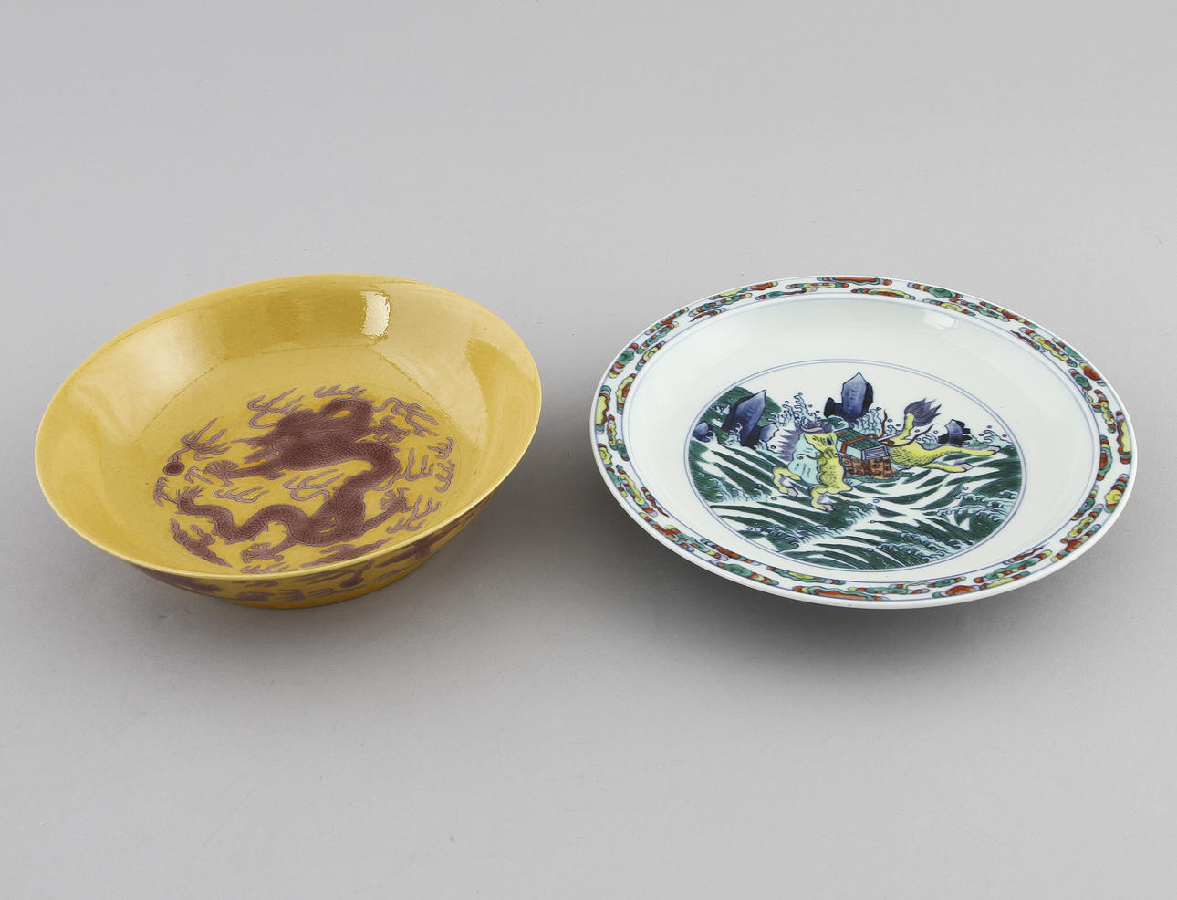 FAT samt SKÅLFAT, porslin, Kina, 1900-tal.