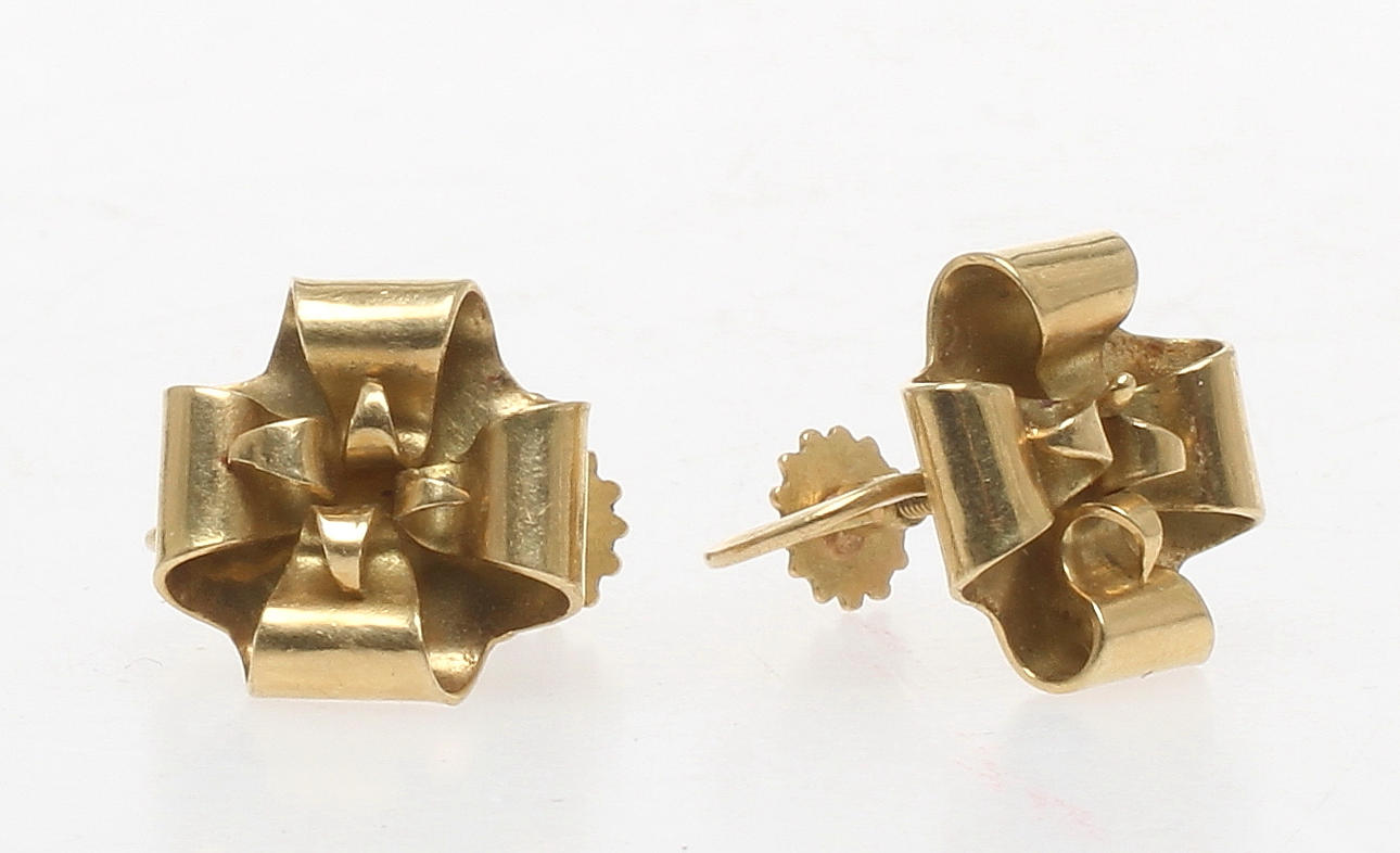 ÖRHÄNGEN MED SKRUV 1 par, 18k guld, otydlig stämplar. Vikt 5,7 gram.