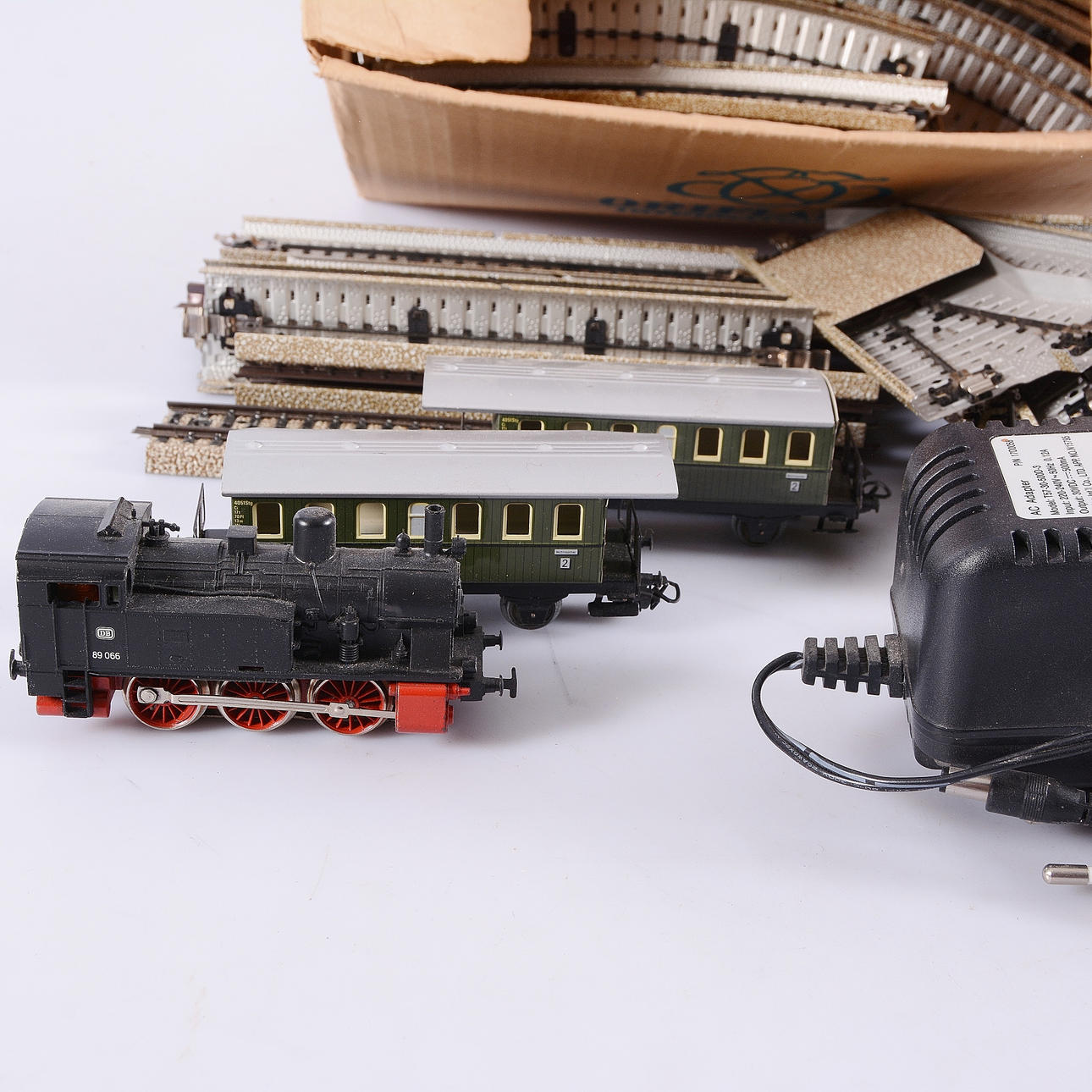 MÄRKLIN, räls, lok samt 2 vagnar, 1900-tal.