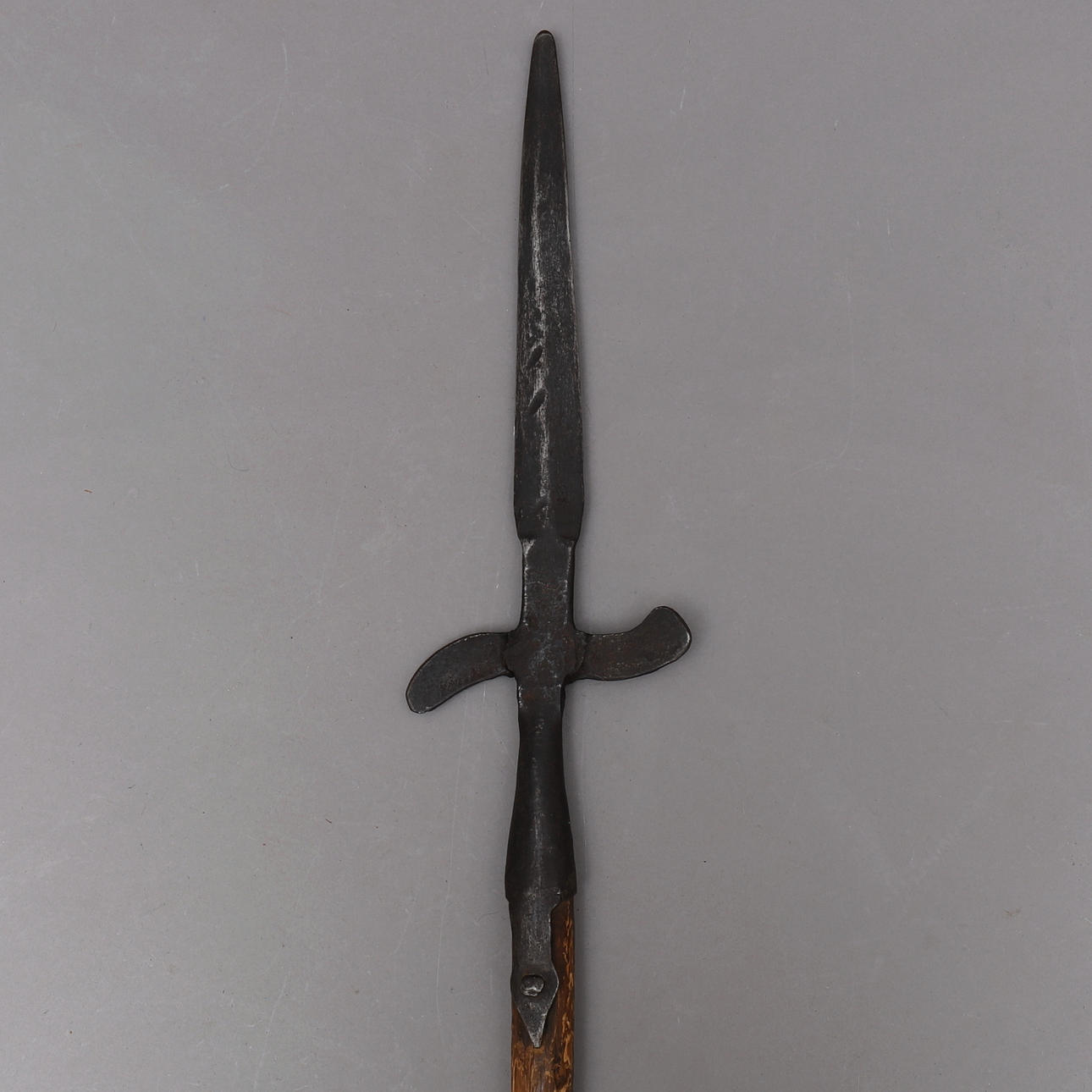 HILLEBARD, järn/trä, 1600-talet.