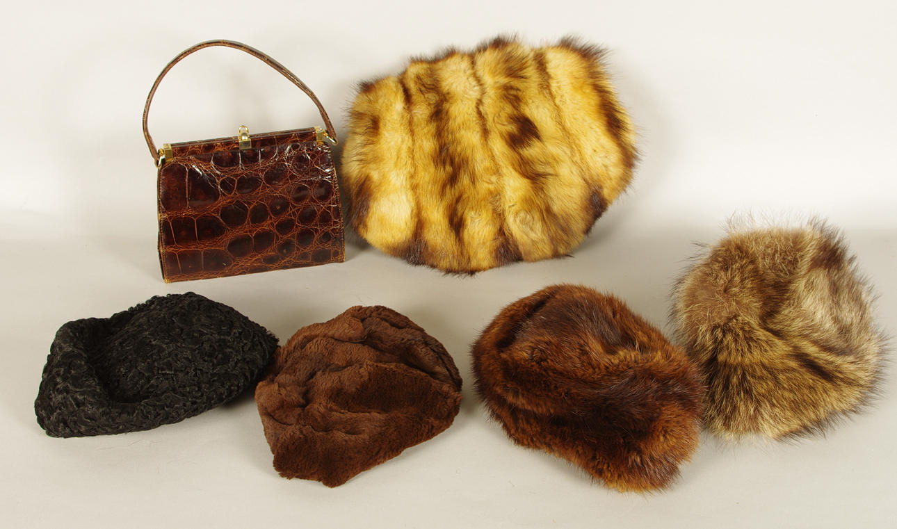 4 PÄLSMÖSSOR, MUFF SAMT HANDVÄSKA.
