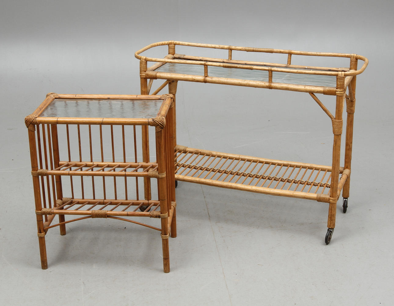 BLOMBORD och TIDNINGSBORD, glas och rotting, 1900-talets andra hälft.