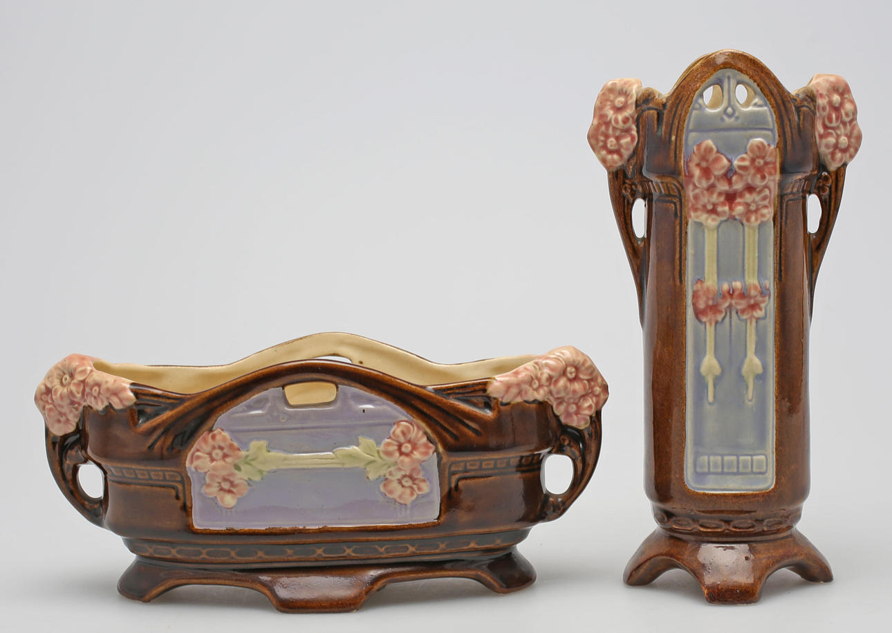 JARDINIERE OCH VAS, 2 delar, majolika, Jugend, 1900-talets första hälft.