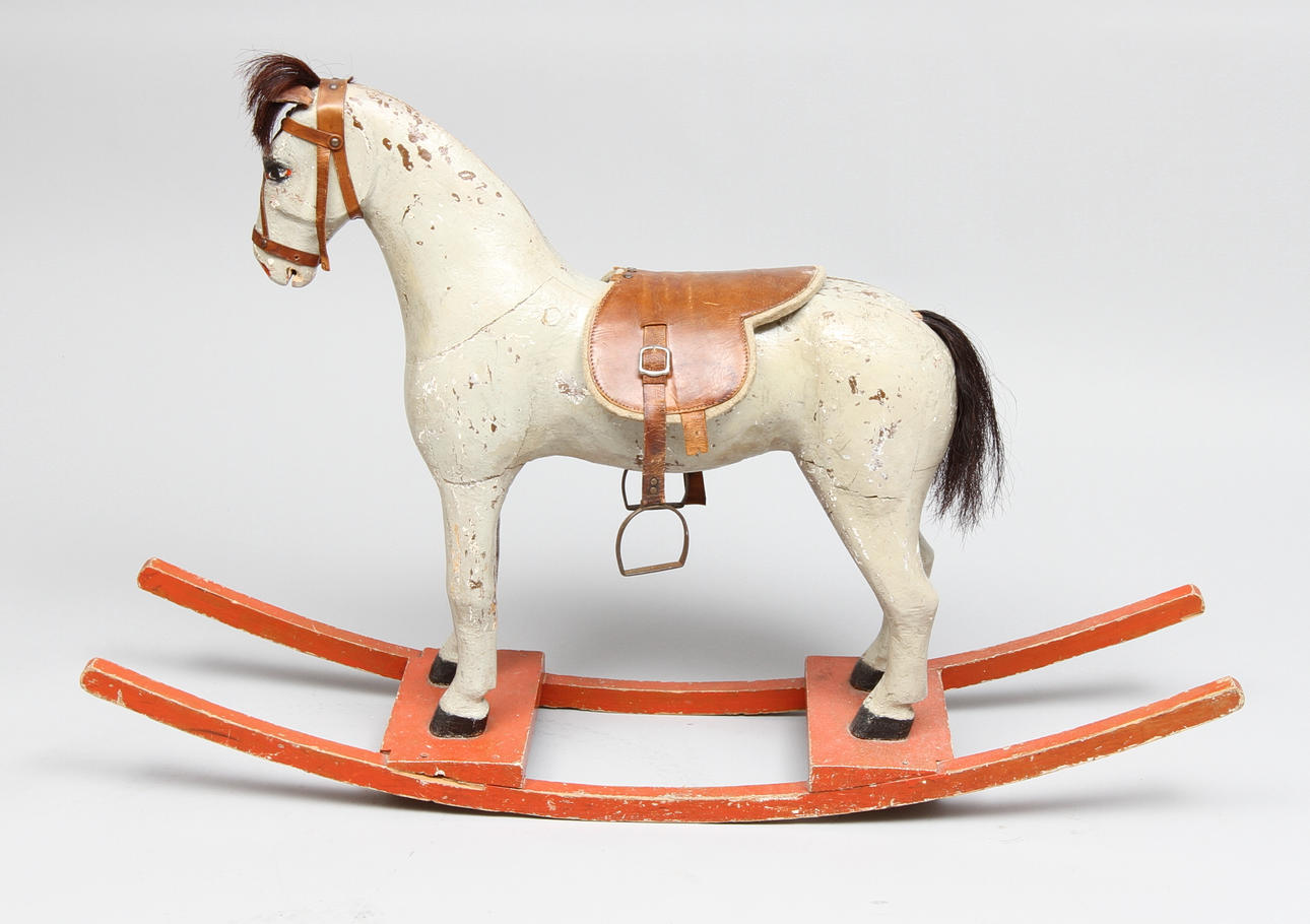 GUNGHÄST ÄLDRE, gråmålad med lös sadel och tagelhår.