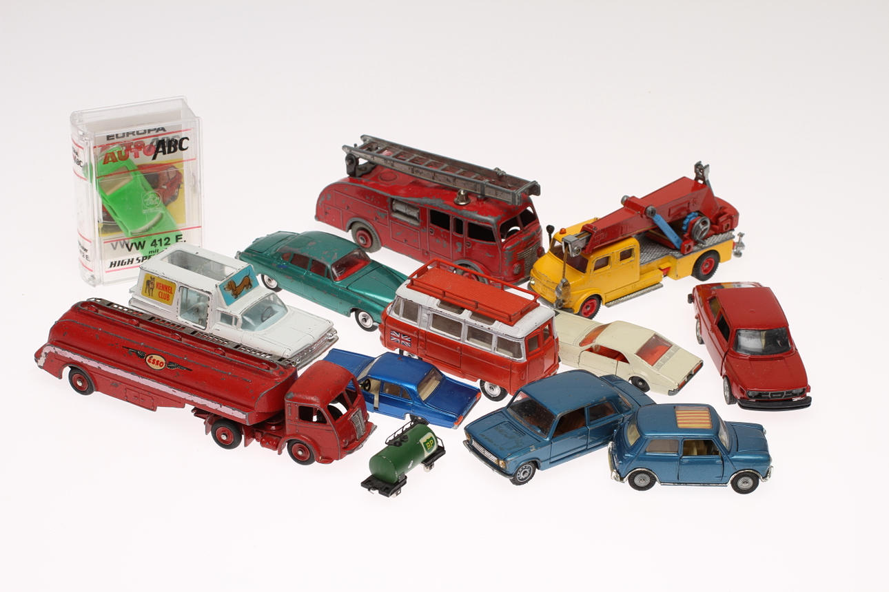 DINKY TOYS, CORGI med flera, 12 delar, skala 1:43.