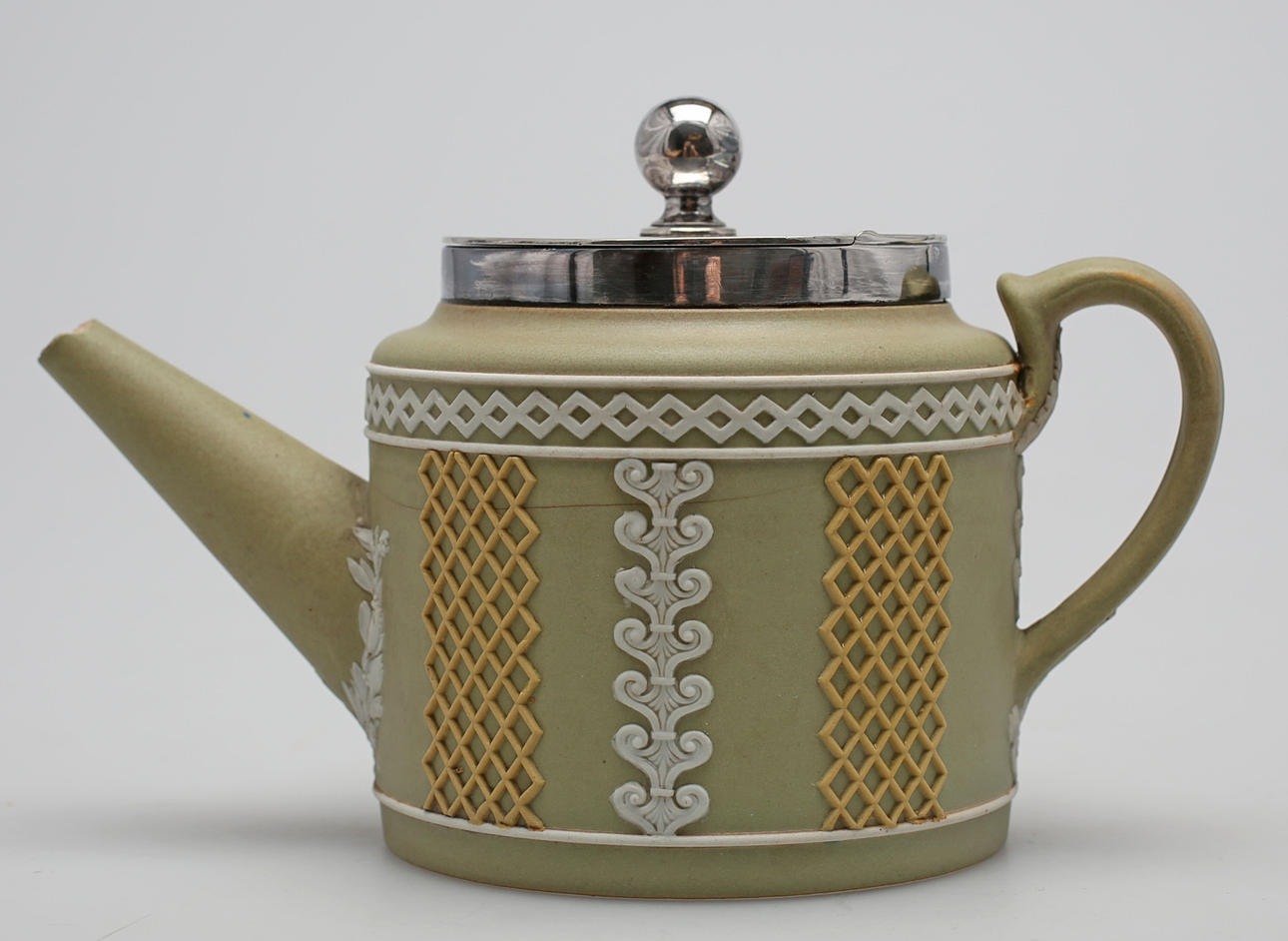 TEKANNA MED NYSILVER LOCK, jasper biscuit, Wedgwood, troligen 1900-talets början.