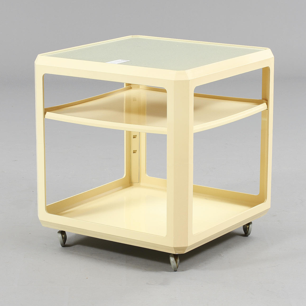 RULLBORD, beige plast med glasskiva. Alberto Roselli för Kartell. Licenstillverkat på Huskvarna Borstfabrik.