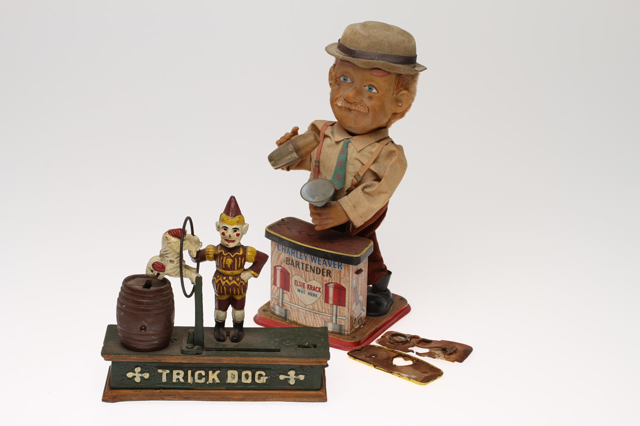 CHARLEY WEAVER bartender, gummi, tyg och plåt, batteri samt "TRICK DOG" sparbössa med funktion. (nygjord?)