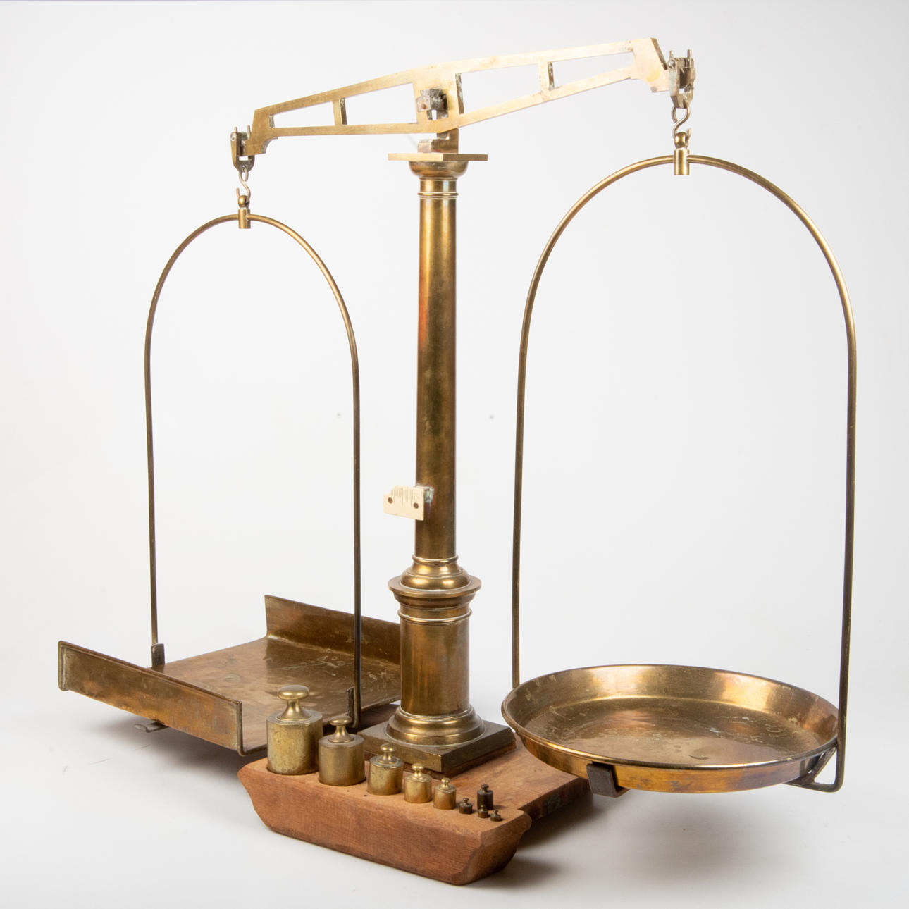 BALANSVÅG MED VIKTER, 1900-tal.