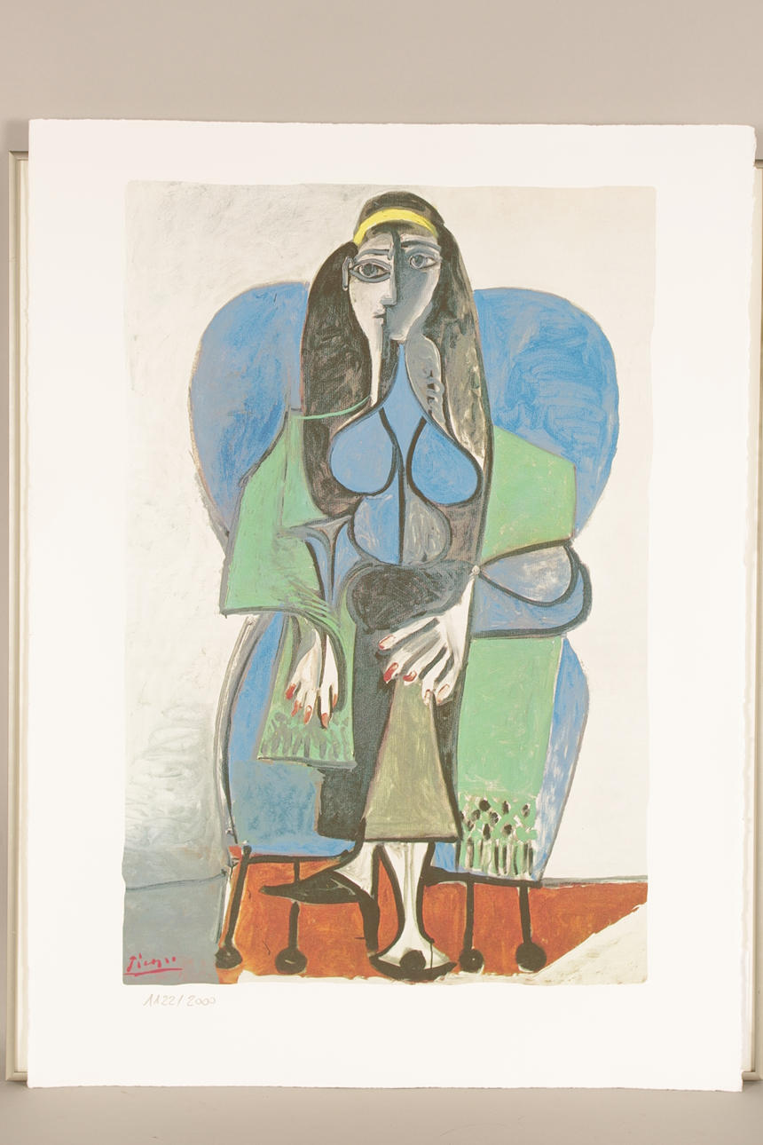 PABLO PICASSO. EFTER. Kvinna i blå fåtölj, färgreproduktion.