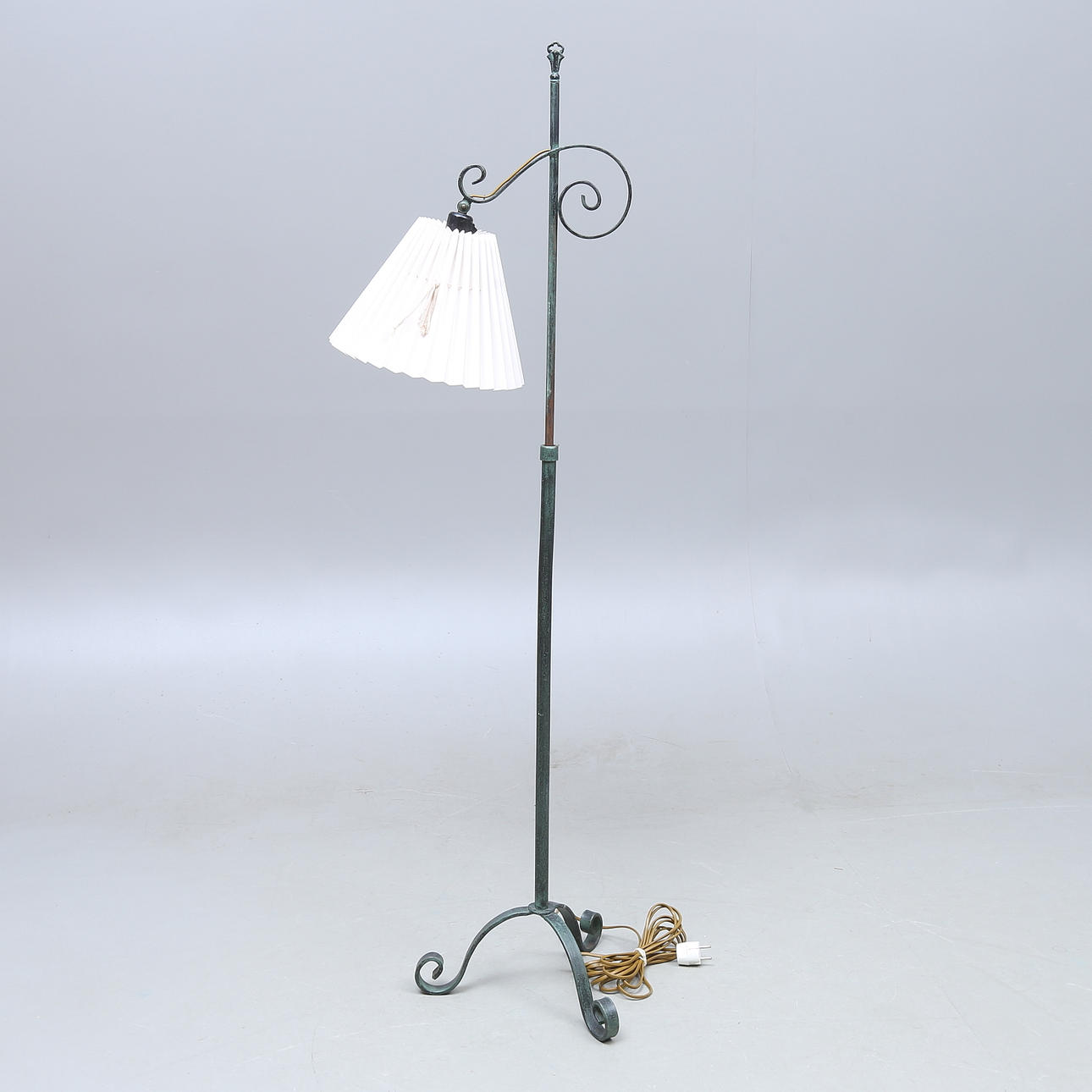 GOLVLAMPA, smide, 1900-tal.