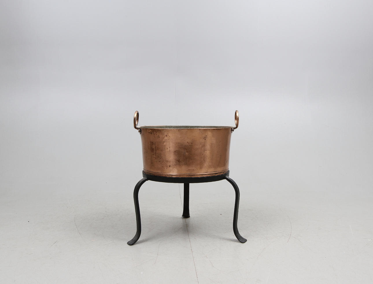 KOPPARBASE PÅ SMIDESTÄLLNING.