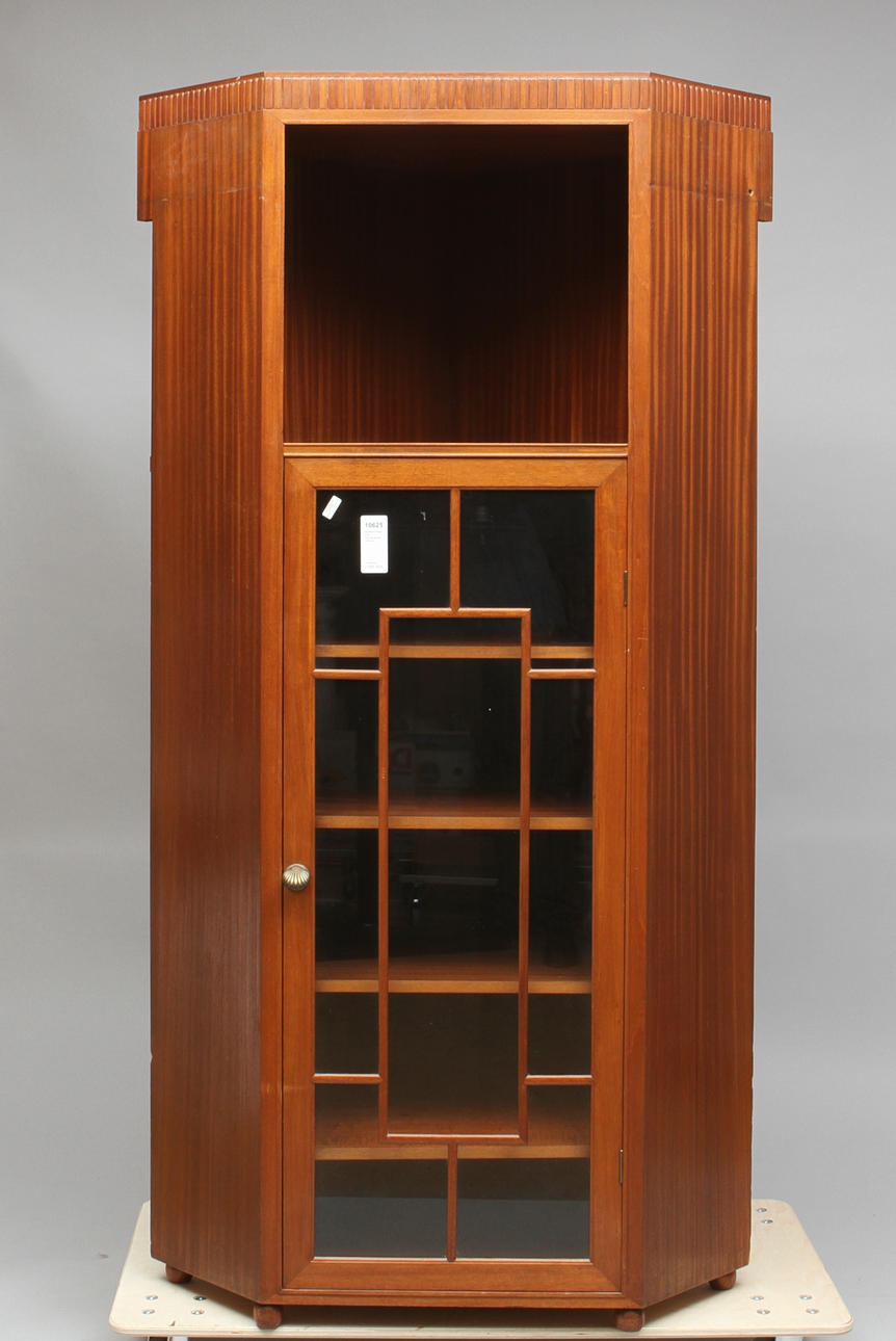 HÖRNVITRINSKÅP, mahognyfanér, 1900-tal.