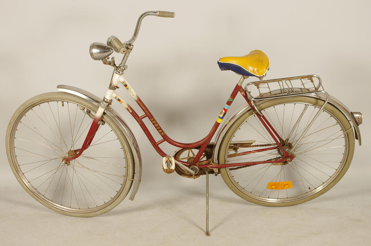 DAMCYKEL, Svalan.