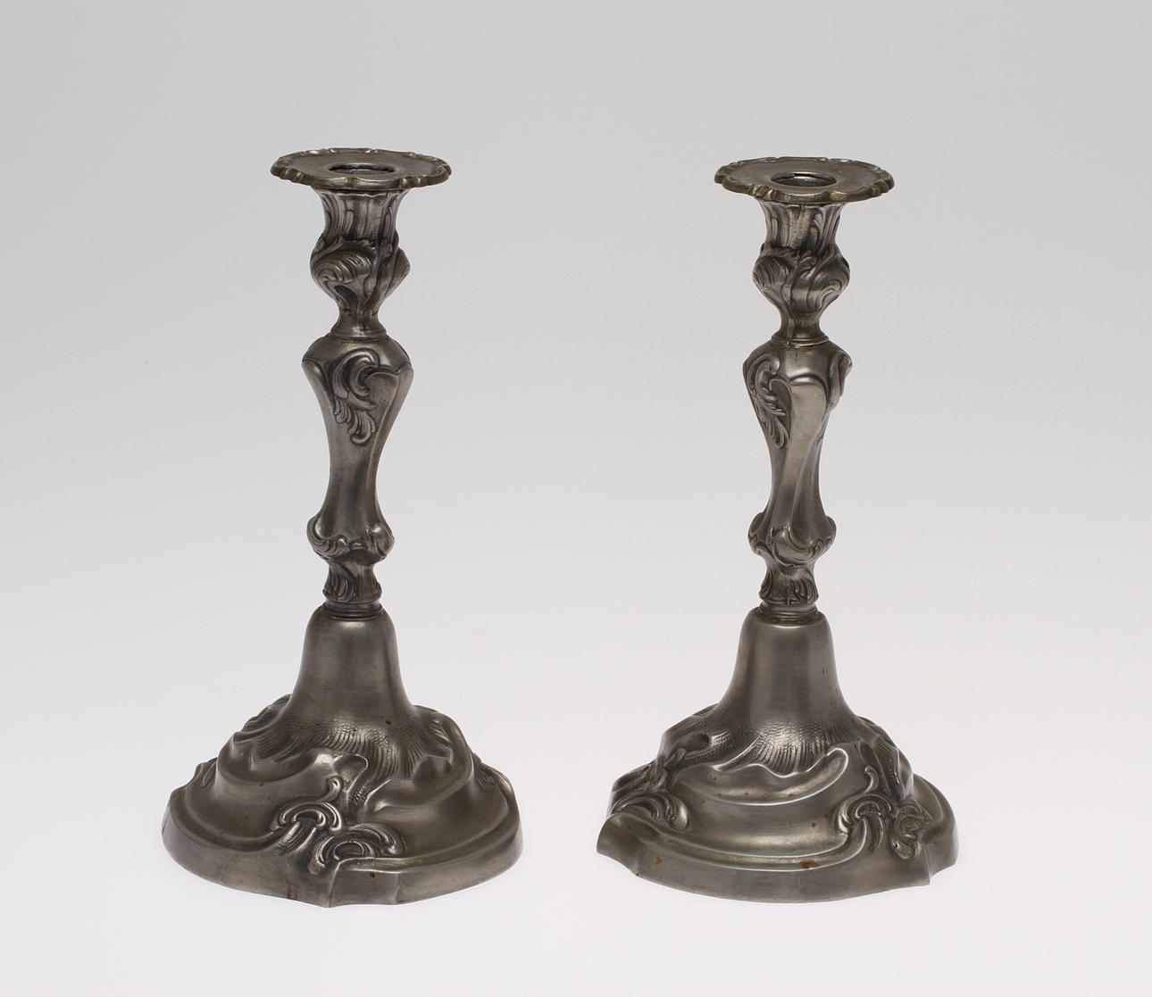 LJUSSTAKAR, 1 par, tenn, rokokostil, 1900-talets första hälft.