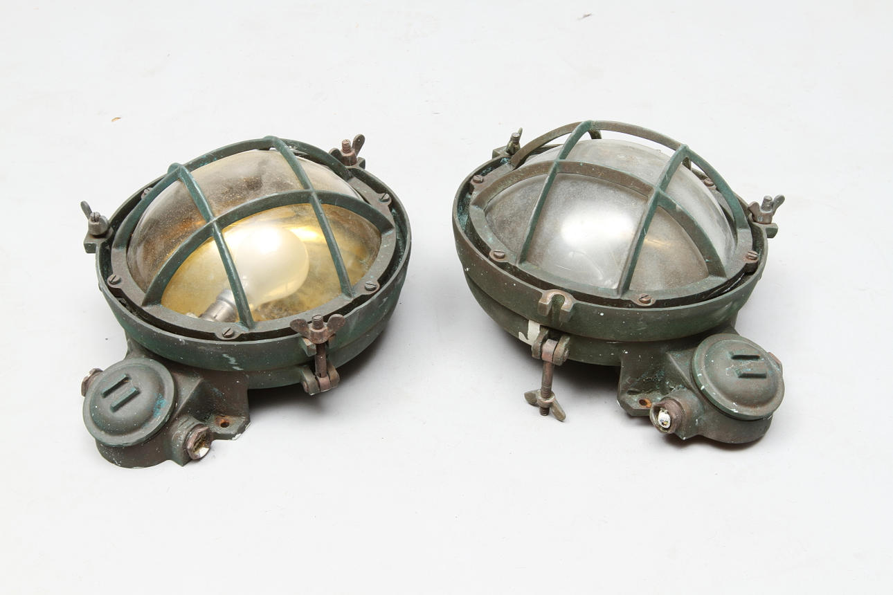 DÄCKSBELYSNING MÄSSING en med glas och en med plast.