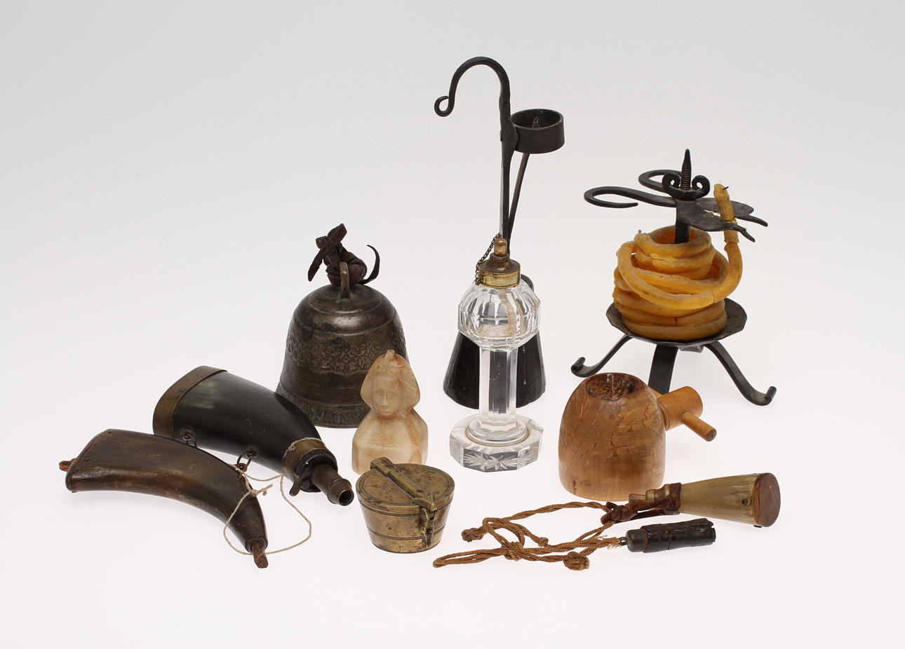 PARTI DIVERSE, 10 delar. Bland annat stumpstake, kruthorn, klocka daterad 1834. 17-1900-tal.