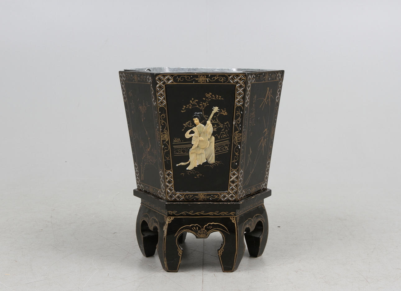 YTTERFODER PÅ STATIV. Kina, 1900-talets andra hälft.