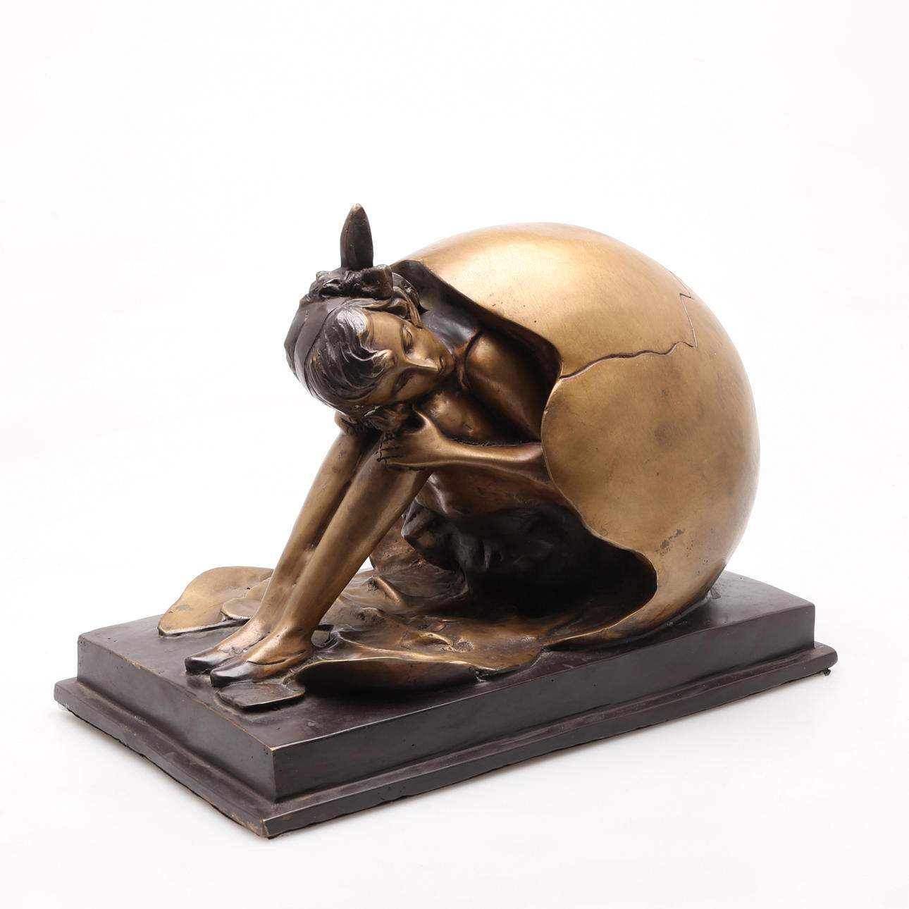 BRUNO ZACH. EFTER. Brons, föreställande kvinna i ägg, 1900-tal.