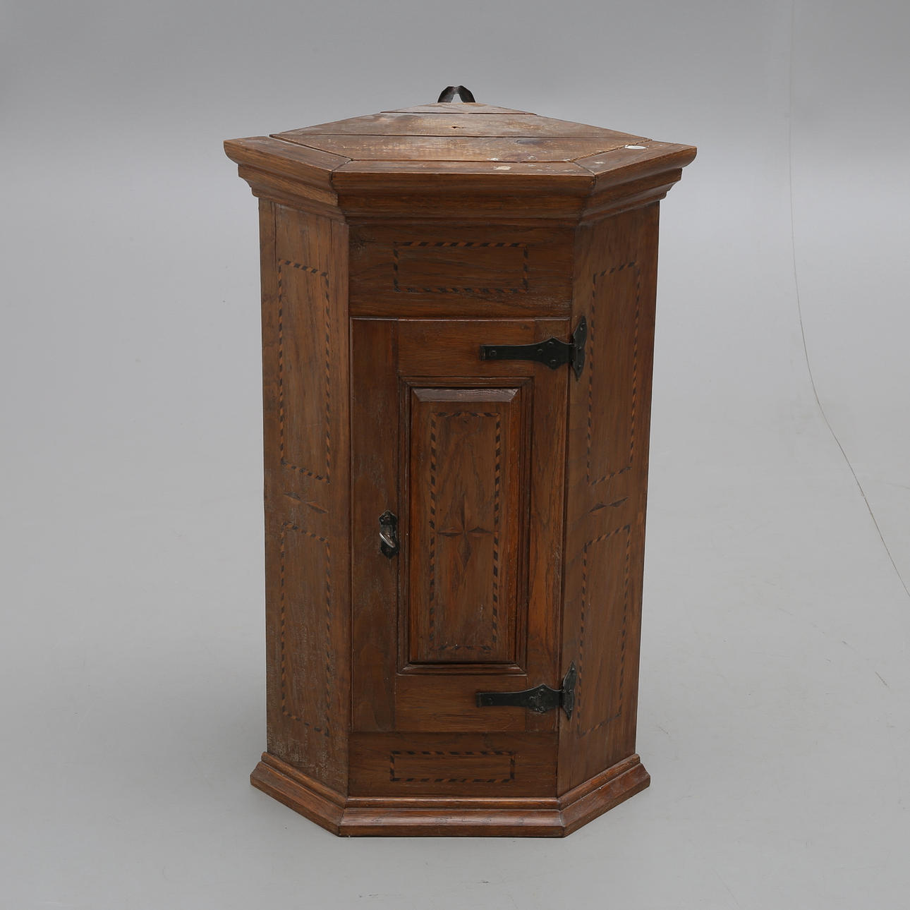 ECKSCHRANK, Eiche mit Intarsien, antik.