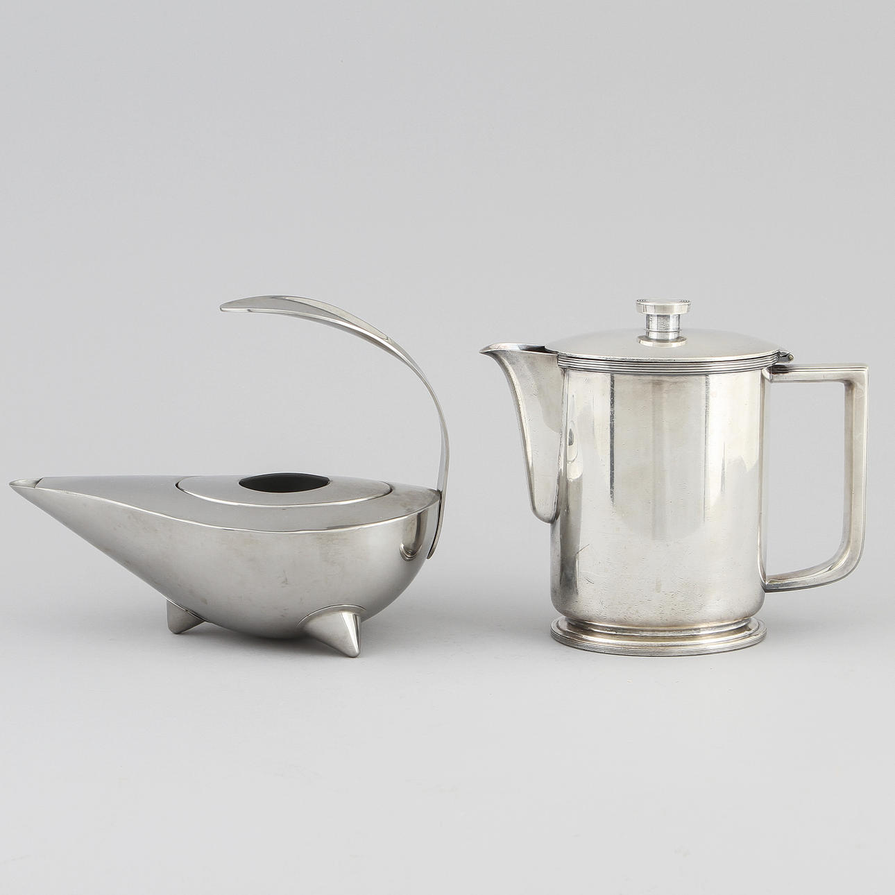 TEKANNOR, 2 st, vitmetall, Bodum samt Gense.