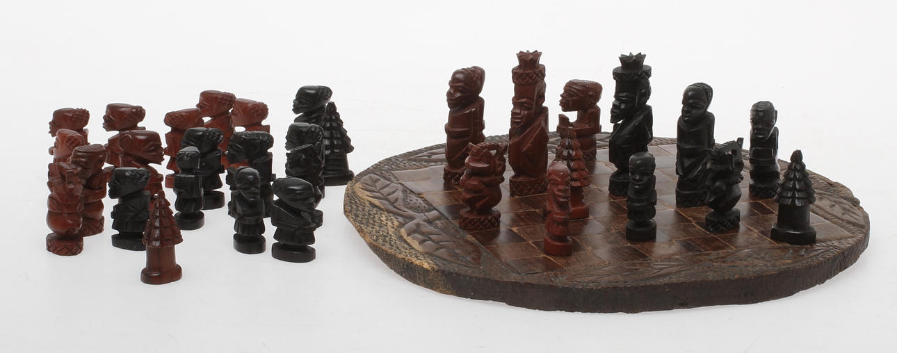 SCHACHBRETT, Holz geschnitzt, Afrika.