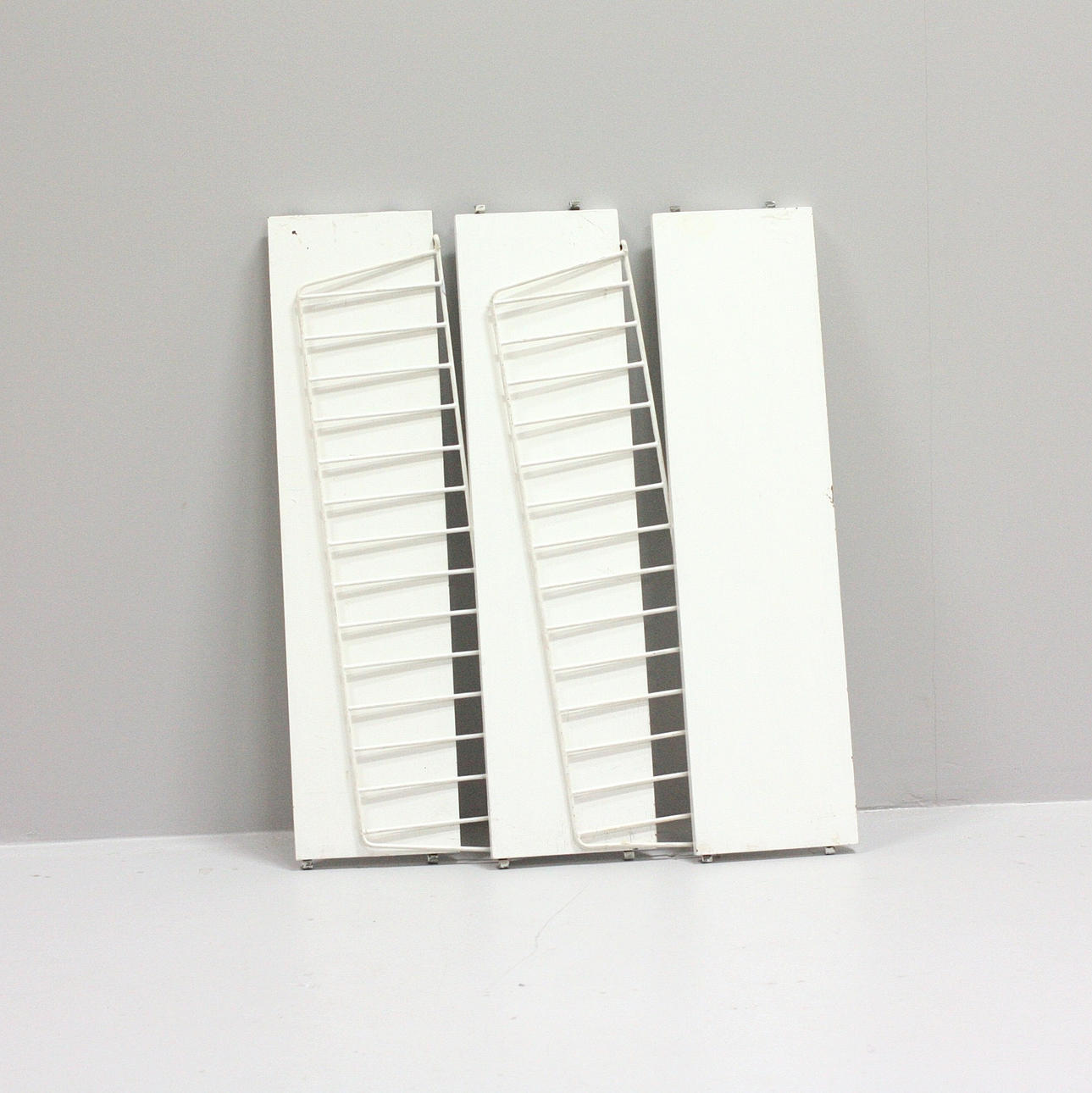 STRINGHYLLA, vit med vita gavlar.