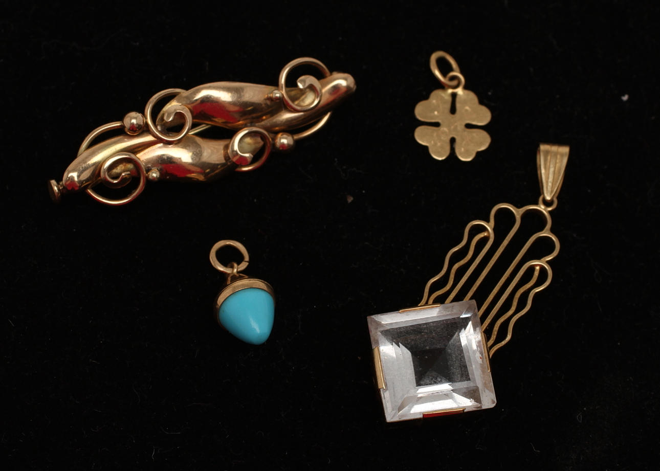 HÄNGEN, 3st, 18k guld samt BROSCH, 14k guld. Tot vikt 8,9g.