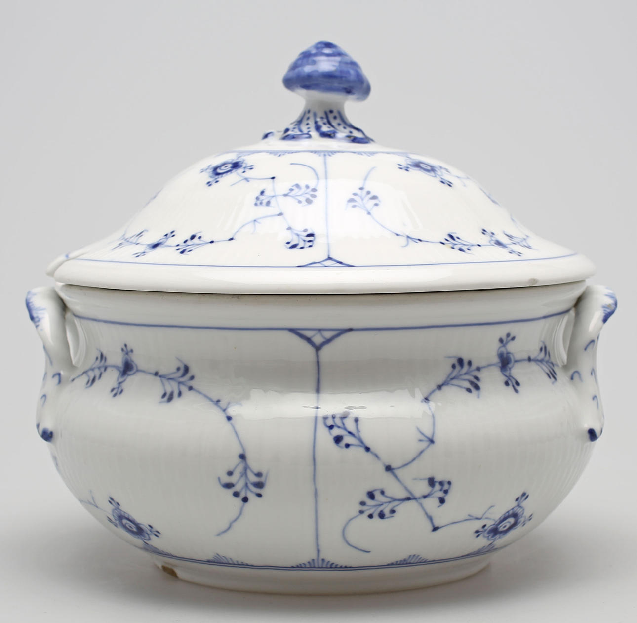 SOPPTERRIN MED LOCK, porslin, Musselmalet, Royal Copenhagen.