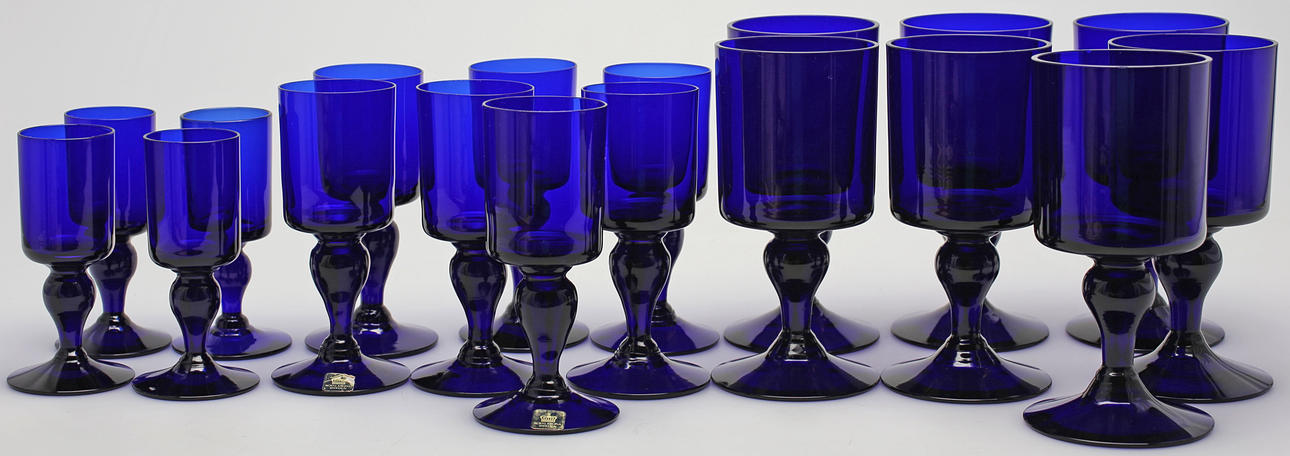 GLASSERVISDELAR, 18 delar, glas, Royal Krona, 1900-talets andra hälft.
