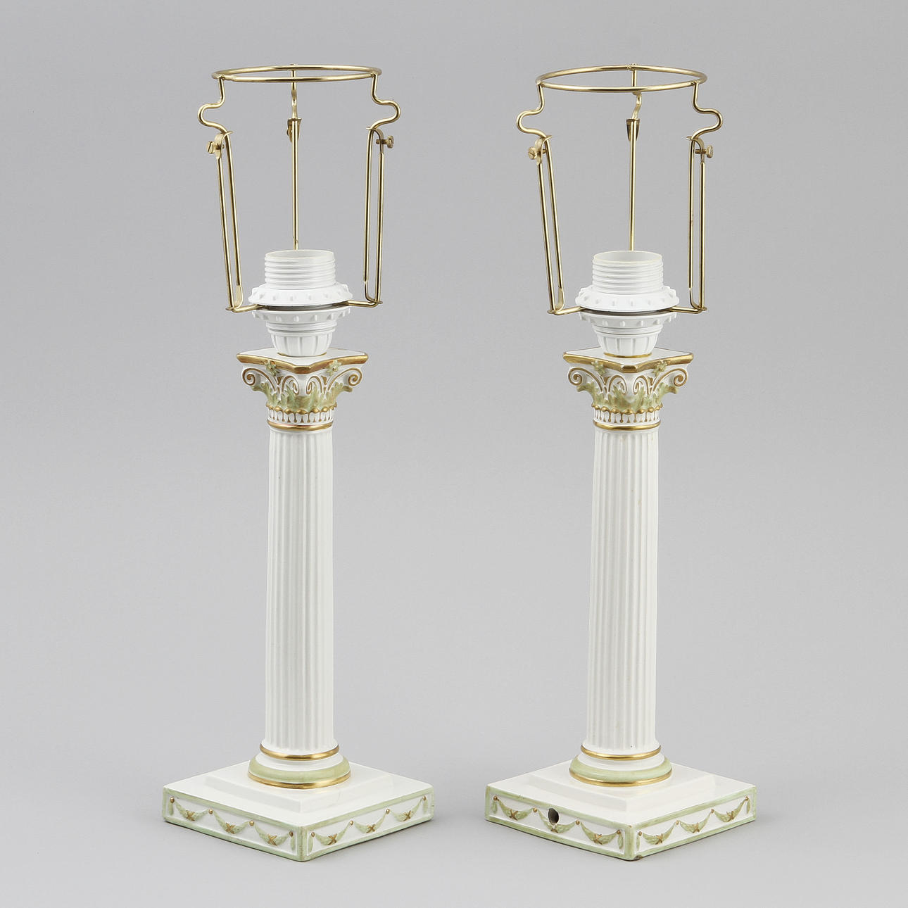 LJUSSTAKAR, ett par. Flintgods. Gustafsbergs Porslinsfabrik, 1904.