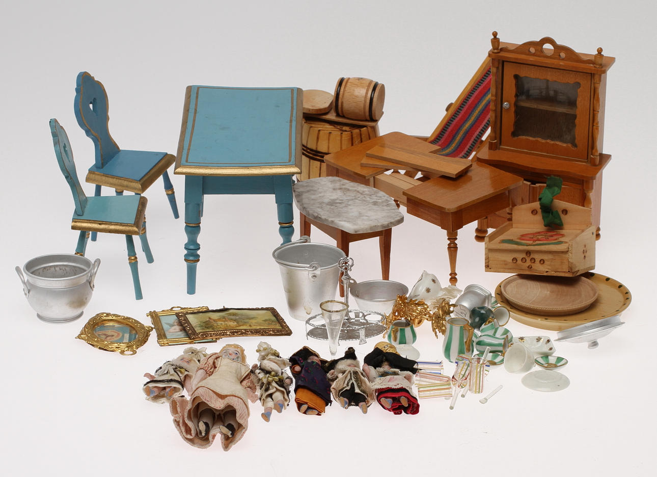 DOCKSKÅPSMÖBLER och DOCKOR, 6 dockor, Plåtskåp, GEMLA bord och stolar, skåp och utdragsbord, porslin,glas, tavlor,spegel med mera.