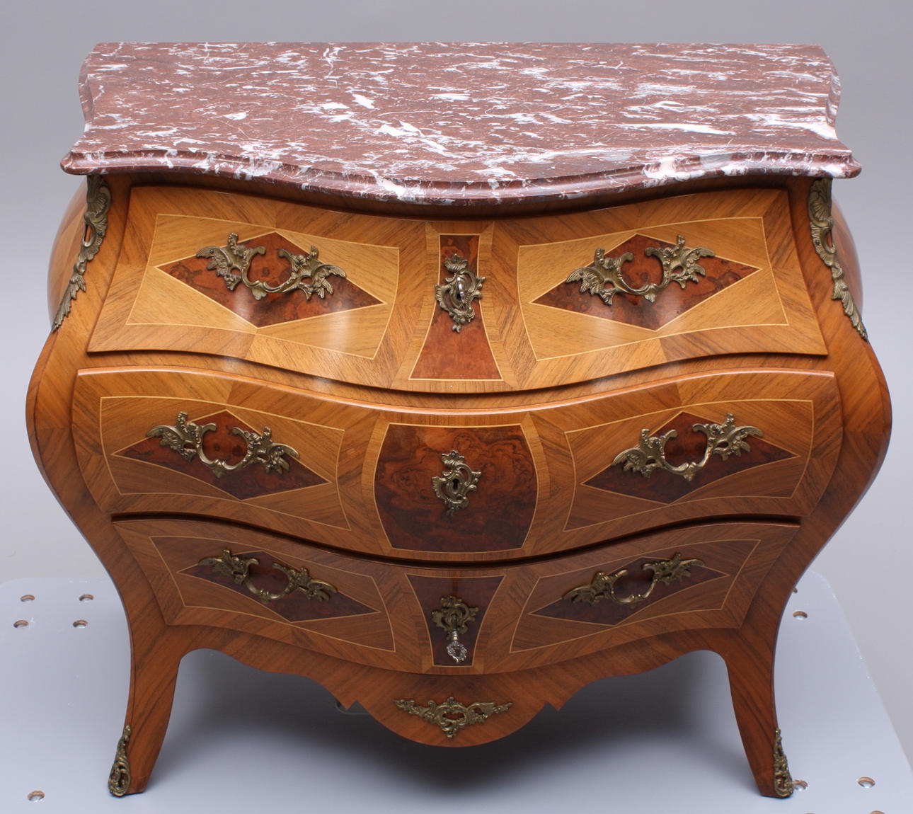 BYRÅ, Rokokostil, trä/intarsia, mässingsbeslag, stenskiva, AB Rococo-Möbler Fredriksdal.