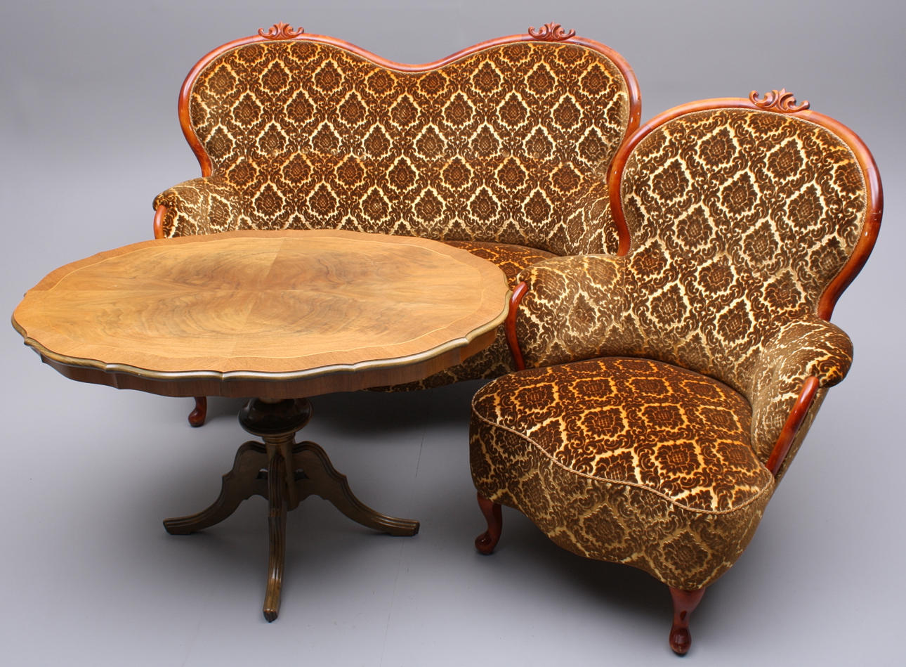 MÖBELGRUPP, 3 delar, trä, rokokostil: soffa + fåtölj + pelarbord.