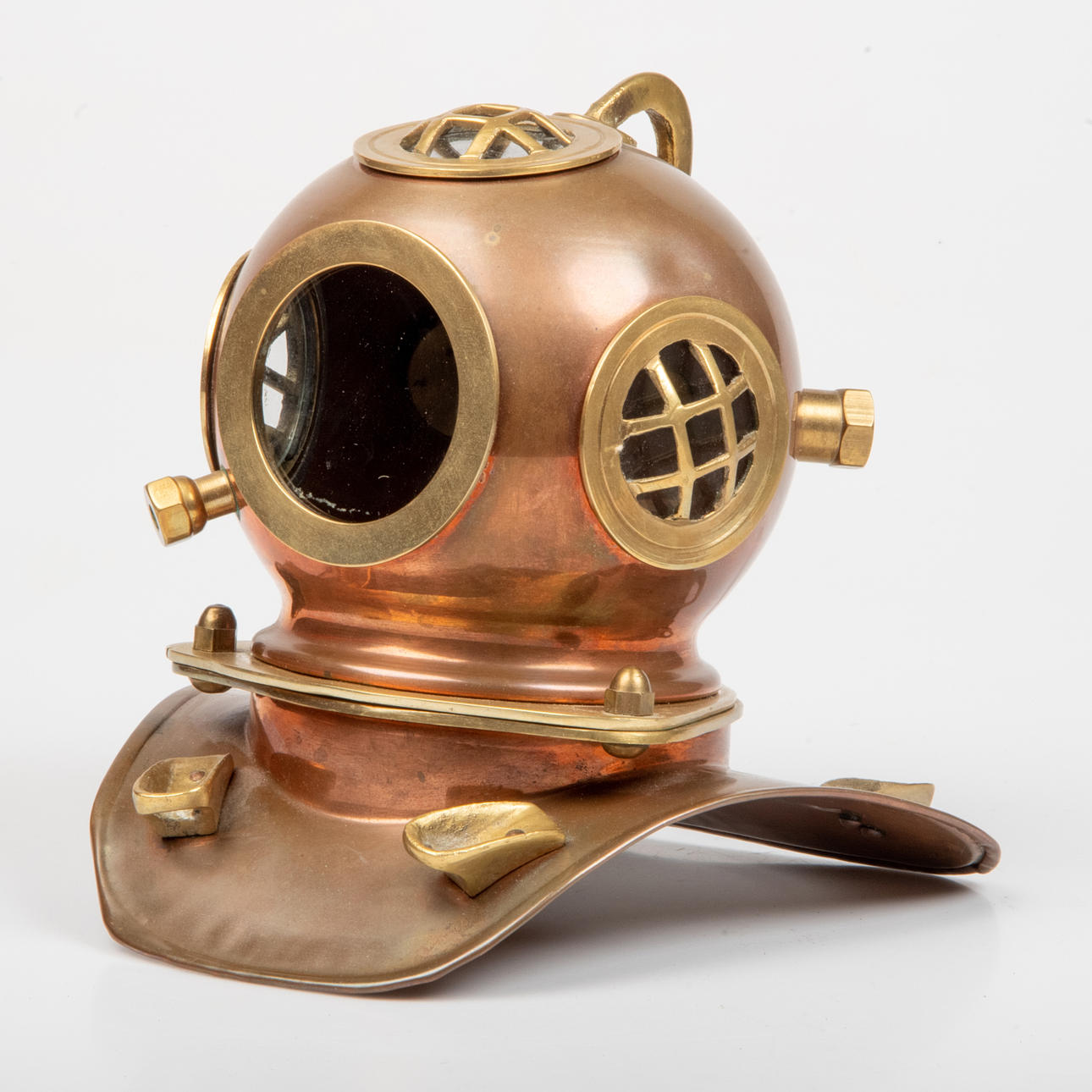 DYKARHJÄLM, prydnad, koppar/mässing.