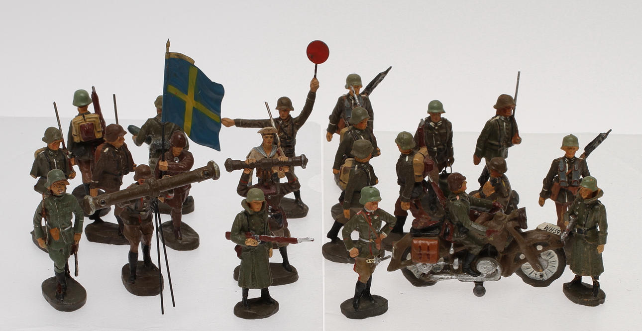 ELASTOLIN SOLDATER 1940-tal, 22 stycken marscherande, signalister, artillerister, MC.