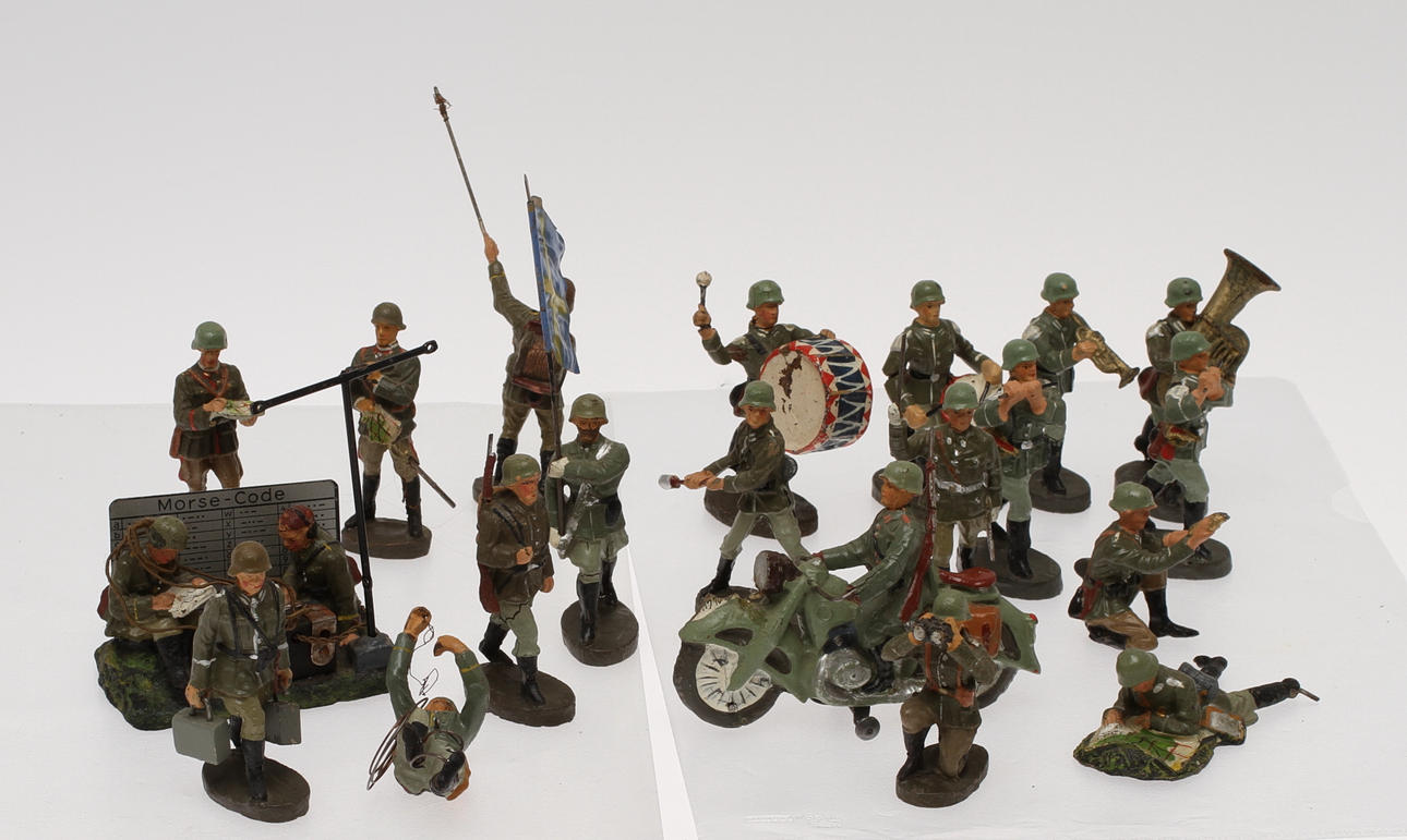 ELASTOLIN SOLDATER 1940-tal, 20 stycken MC, musiker, signalister med mera.