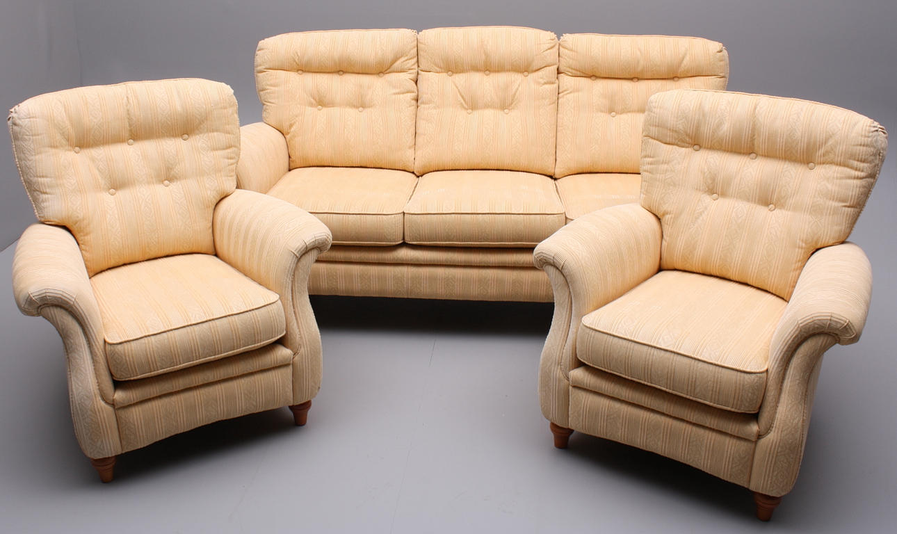 SOFFGRUPP, 4 delar, trä, gult tyg, Bröderna Andersson Ekenässjön.