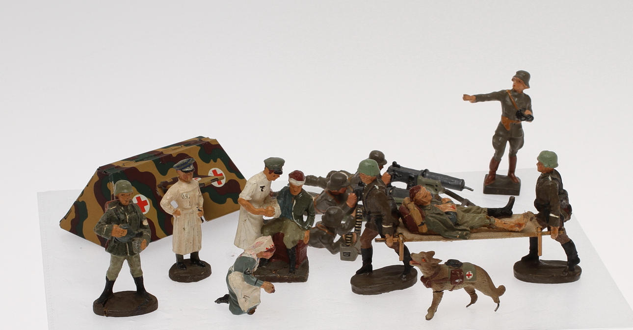 ELASTOLIN SJUKVÅRDSFIGURER och LINEOL stridande 1940-tal, 14 delar.