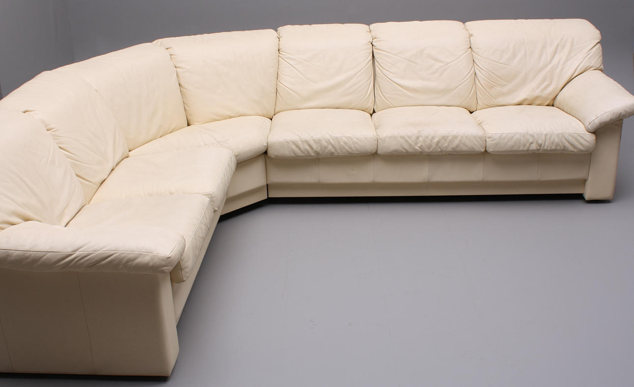 HÖRNSOFFA, äggult skinn, tredelad, sex sittplatser.