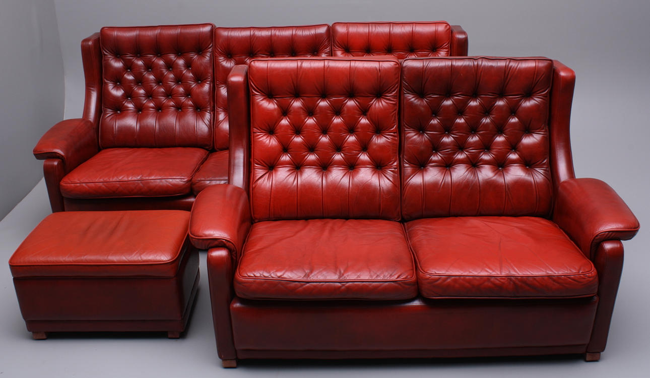 SOFFGRUPP, 3 delar, rött skinn, Gimson - Slater Collection: 2 soffor + pall.