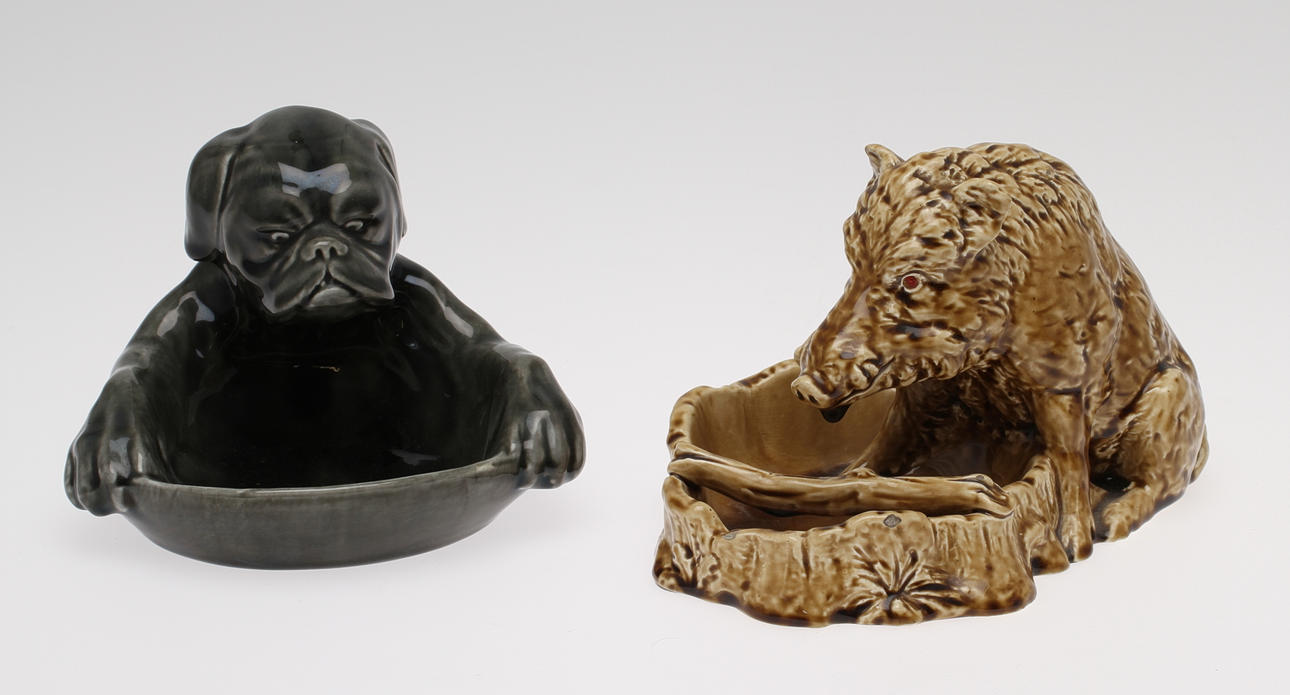 ASKFAT, 2 st, porslin. Hund samt vildsvin. Tidigt 1900-tal.